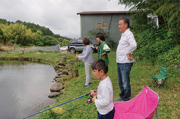 えさ釣り池の家族連れ、この日はあいにくの曇り時々雨でした。