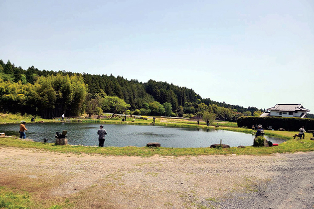 2021/05/04日のルアーフライ専用池-ルアーフライでの釣り人,皆さん十分に距離を置いて釣りを楽しんでいます。